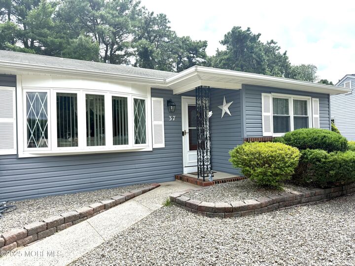 Property Photo:  37 Brookfield Court  NJ 08721 