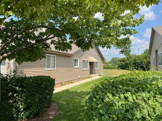 Property Photo:  1452 Mackenzie Lane  IL 60120 