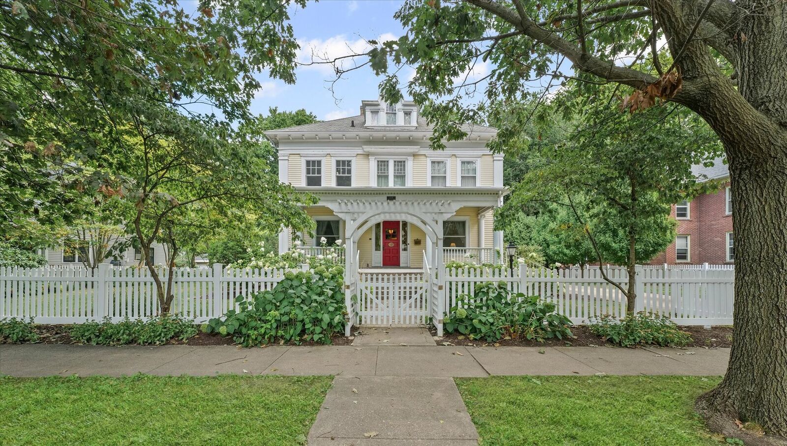 Property Photo:  1018 W Church Street  IL 61821 