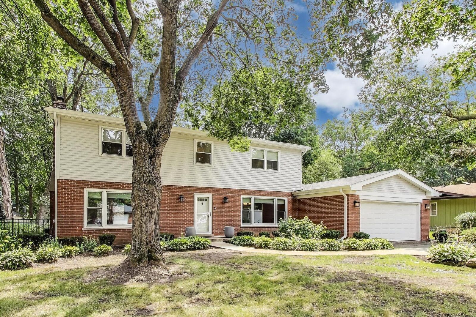 Property Photo:  317 E Forest Lane  IL 60067 
