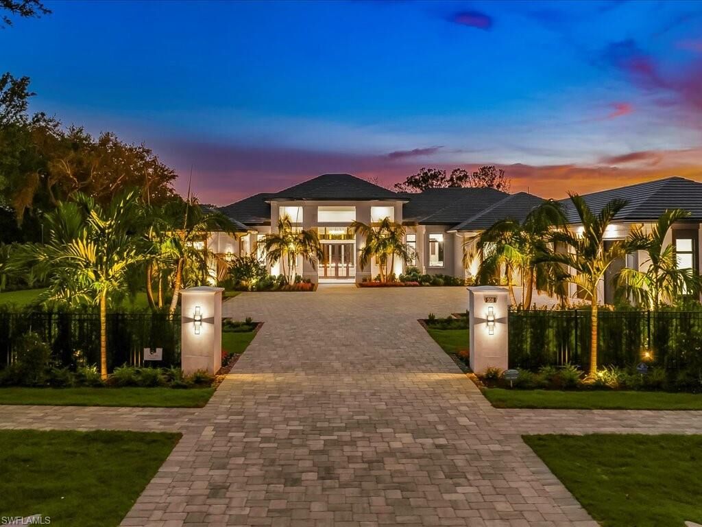 Property Photo:  208 Hickory Rd  FL 34108 