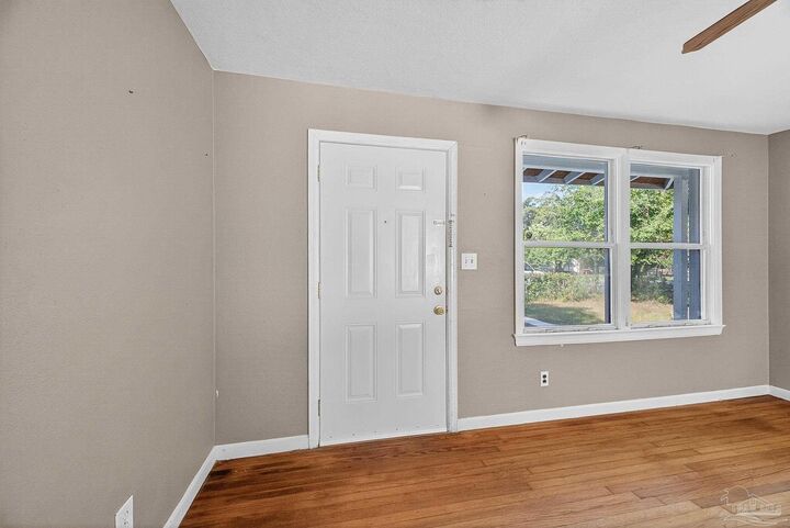 Property Photo:  108 Lakewood Rd  FL 32507 