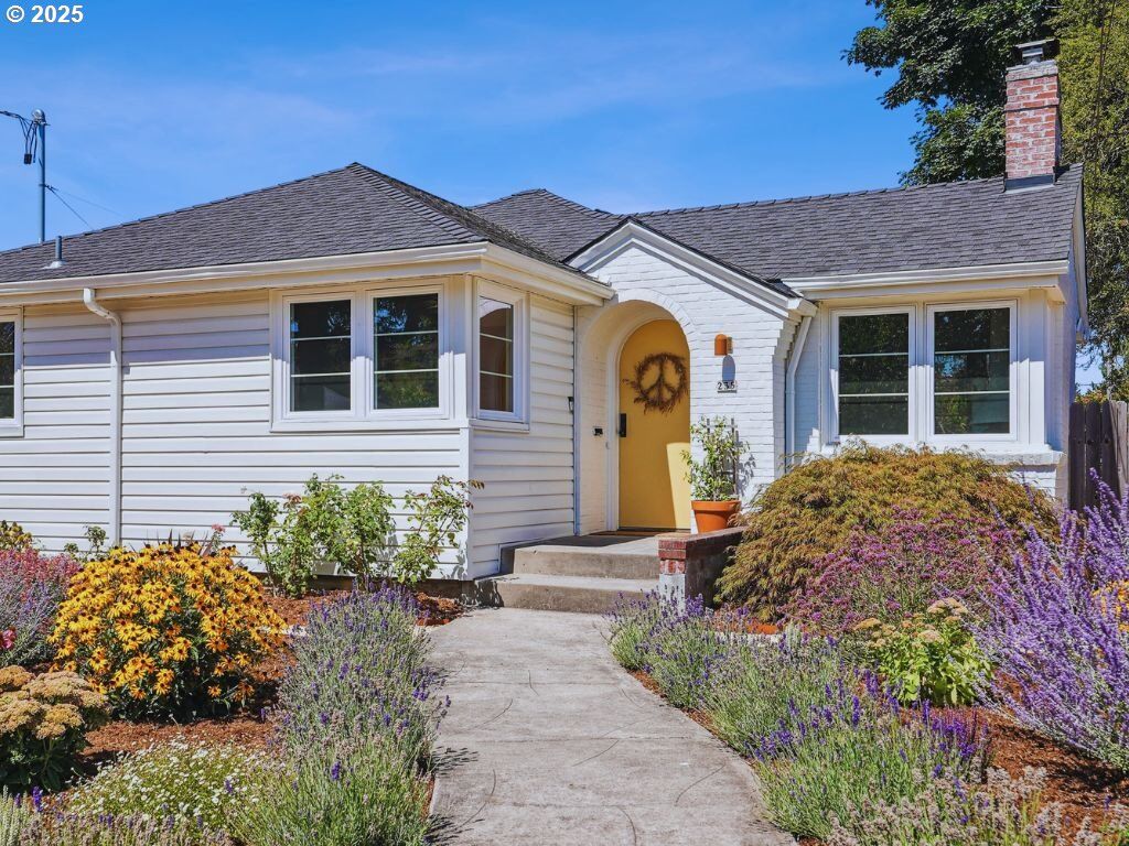 Property Photo:  235 N Holland St  OR 97217 