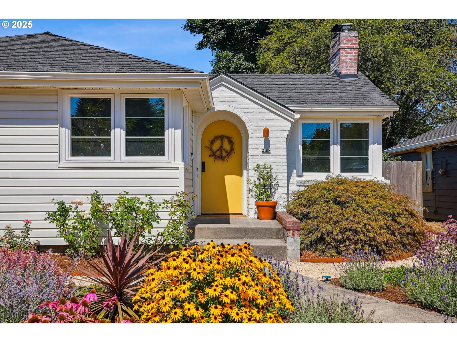 Property Photo:  235 N Holland St  OR 97217 