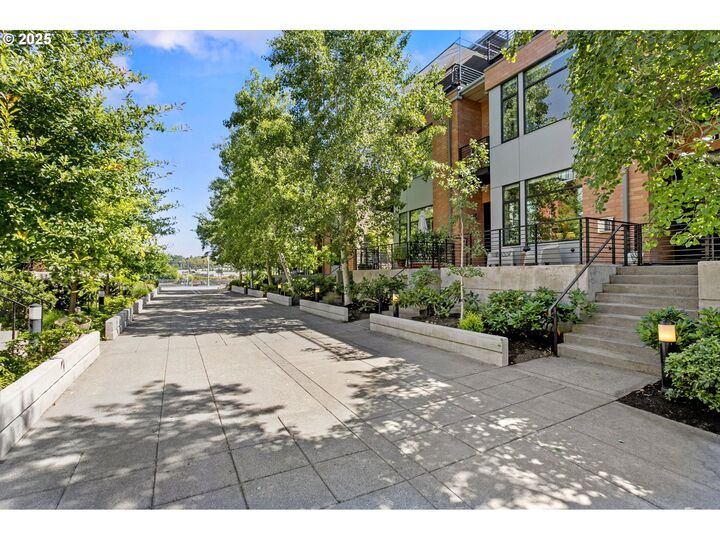 Property Photo:  1688 NW Riverscape St  OR 97209 
