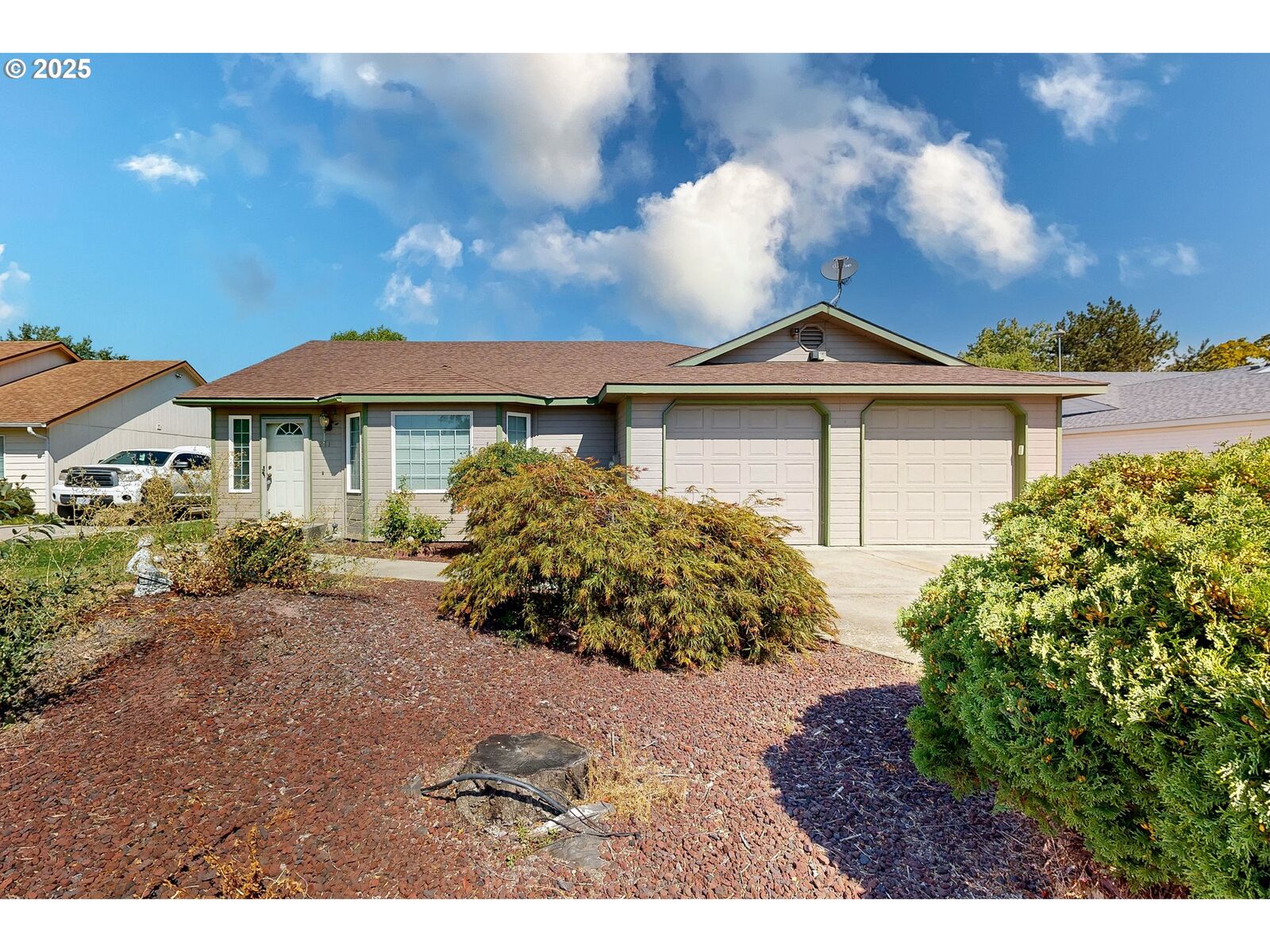 Property Photo:  211 SE 20th Pl  OR 97862 
