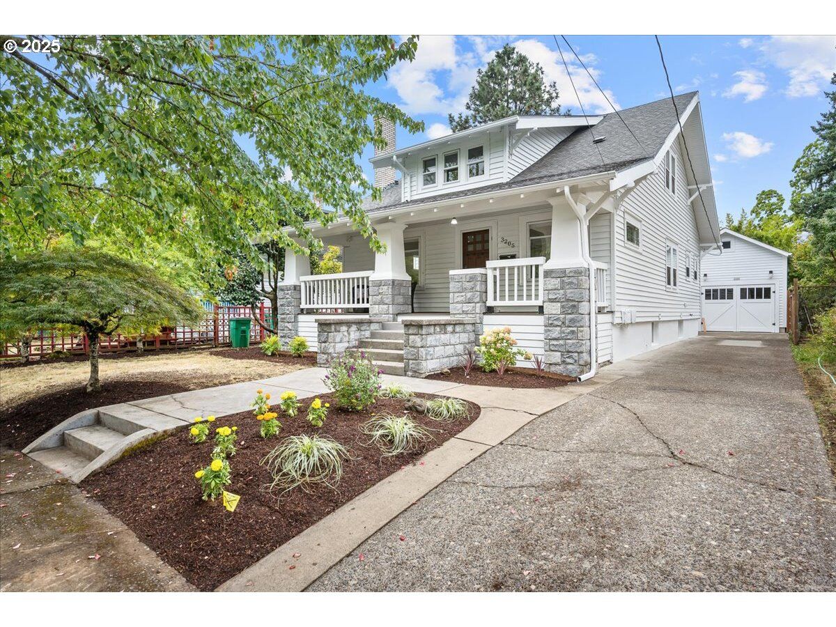 Property Photo:  3205 NE 65th Ave  OR 97213 