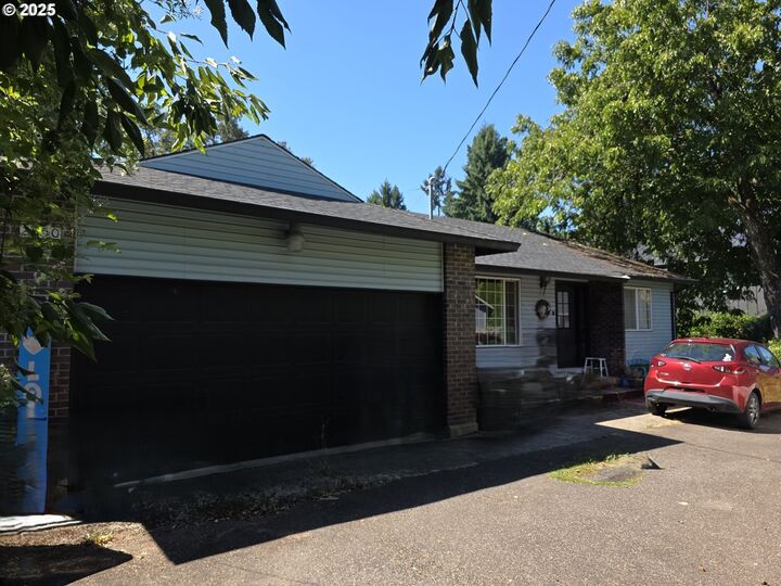 Property Photo:  2850 SE Oak Grove Blvd  OR 97267 