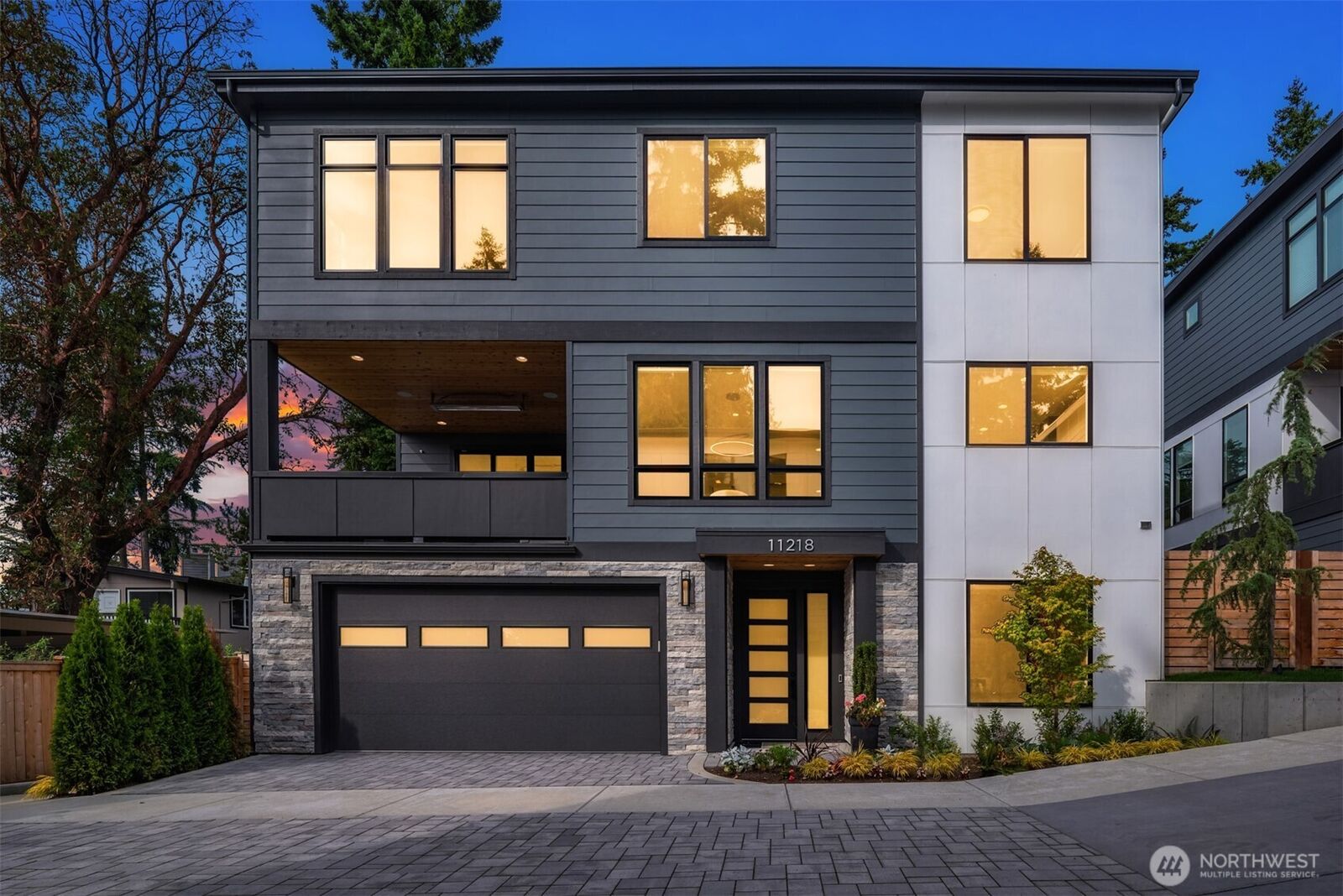 Property Photo: 11218 NE 67th Street 3 WA 98033