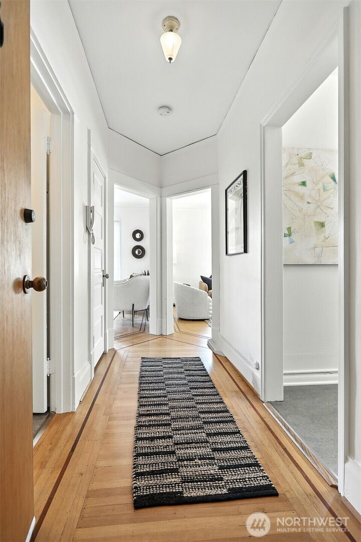 Property Photo:  2021  4th Avenue N 1  WA 98109 