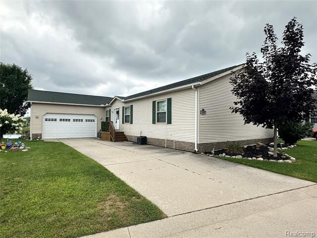 Property Photo:  148 Pine Lakes Drive W  MI 48446 