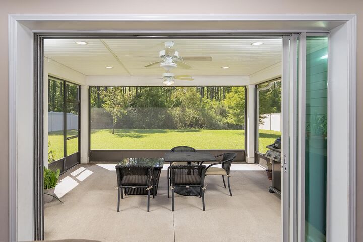 Property Photo: 406 Hutchinson Ln FL 32095