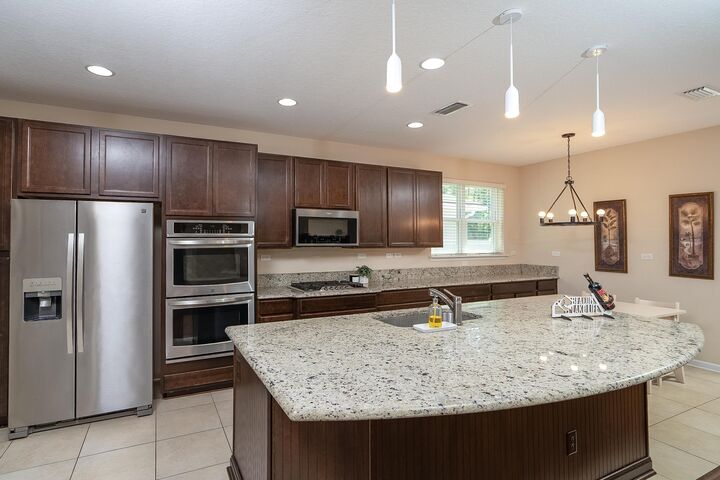 Property Photo:  406 Hutchinson Ln  FL 32095 