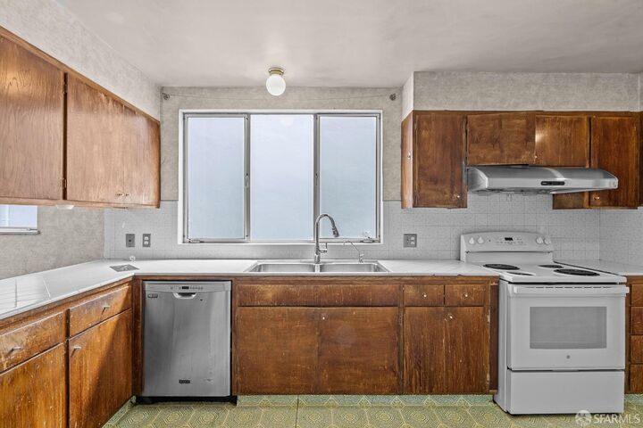 Property Photo: 83 Parkside Avenue CA 94015