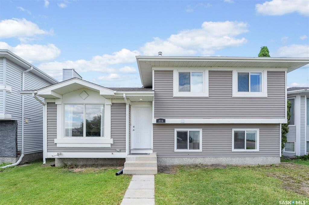 Property Photo: 215 Carter Crescent SK S7L 7K4