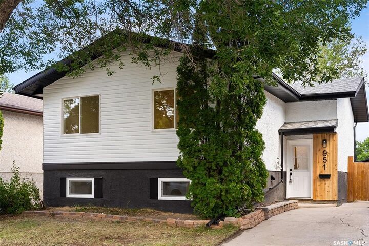 951 Hopkins Crescent N  Regina SK S4X 2N2 photo