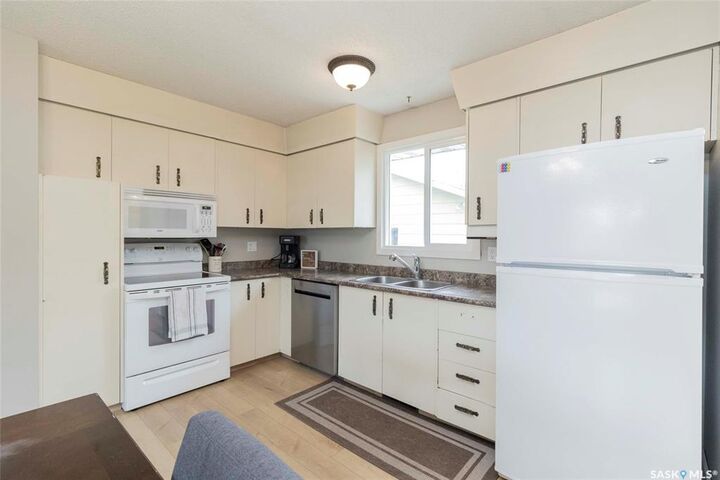 Property Photo: 823 Steeves Avenue SK S7L 5N2