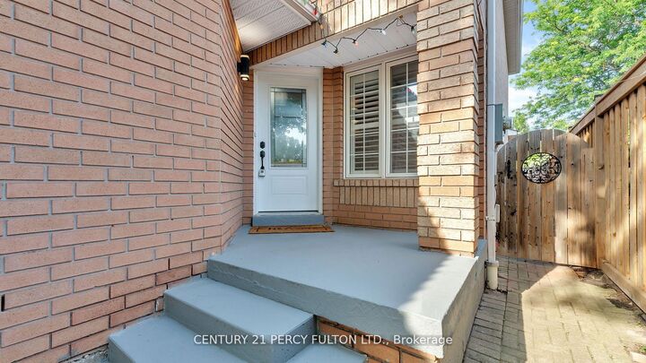 Photo de la propriété:  7 Steele Valley Court  ON L1R 2M4 