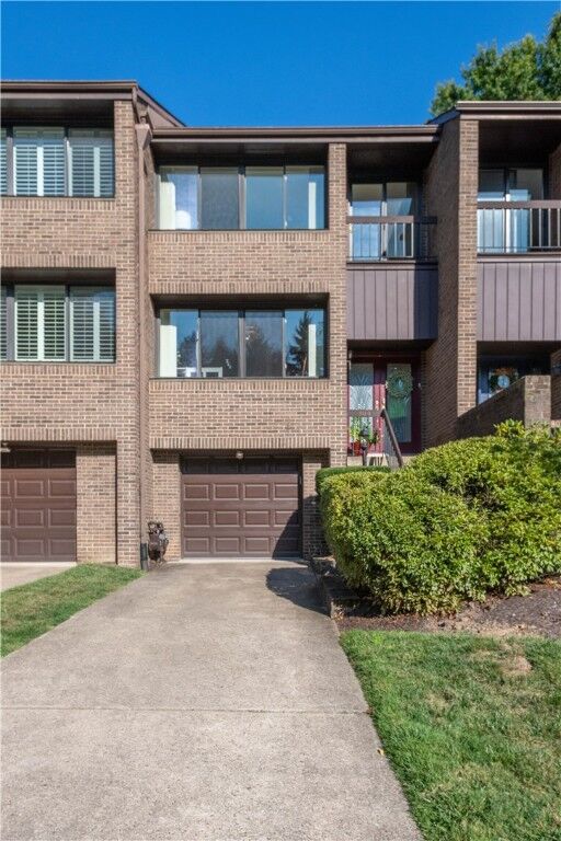 Property Photo:  804 Fairways Dr  PA 15139 
