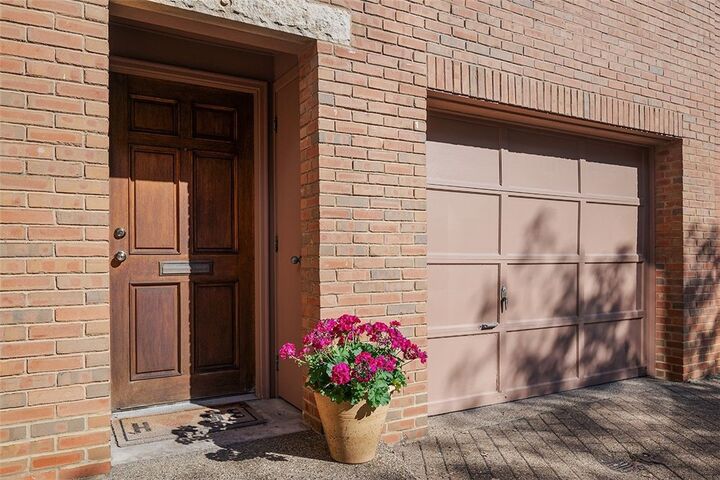 Property Photo: 4700 Ellsworth Ave 6 PA 15213