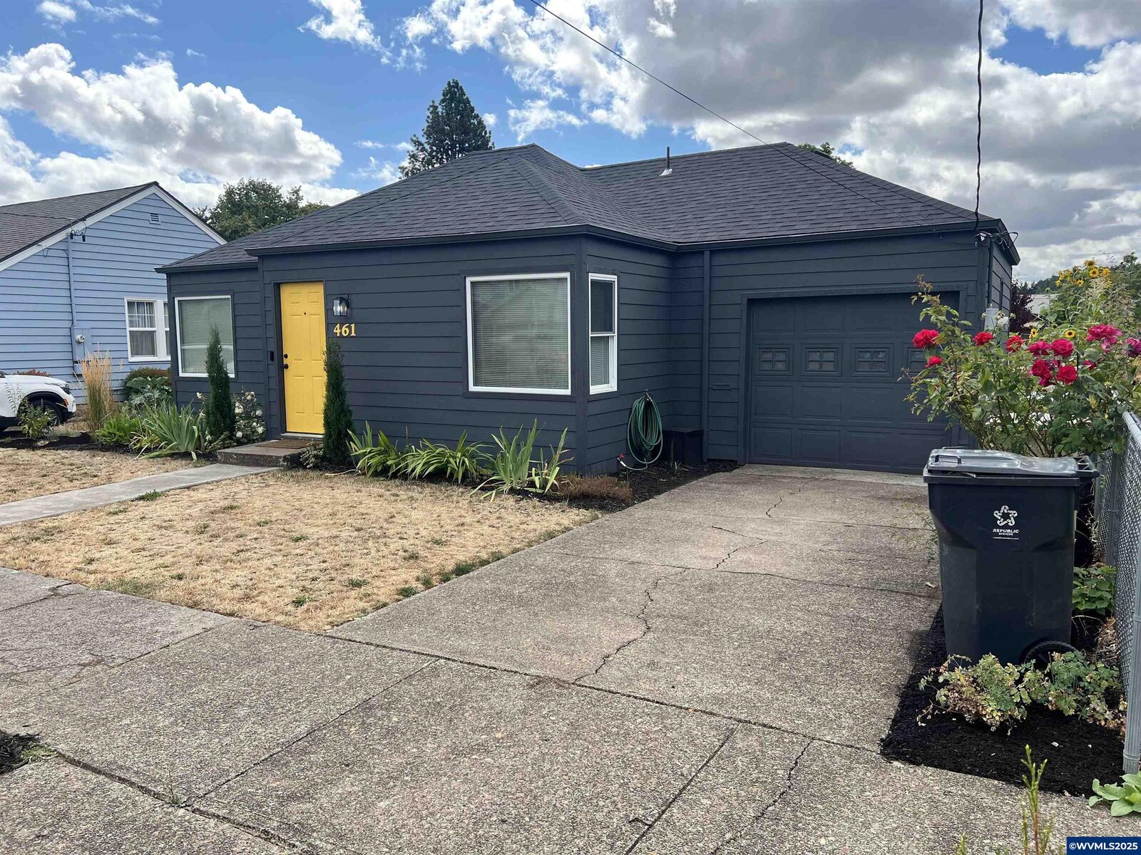 Property Photo:  461 SE Ash St  OR 97338 
