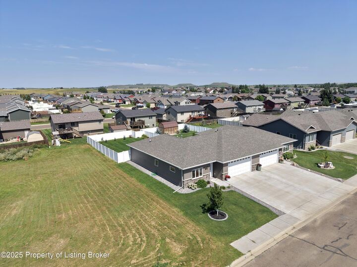 Property Photo: 1541 Lincoln St ND 58601