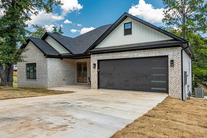 Property Photo: 232 Cromwell Court AR 71901