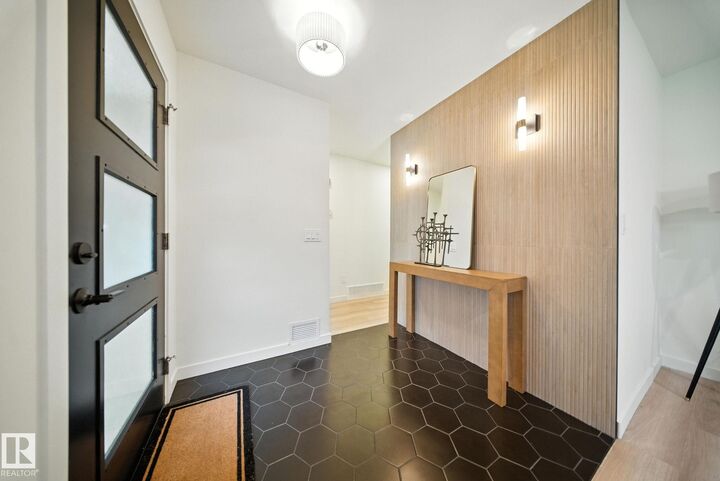 Photo de la propriété:  9444 74 Street NW  AB T6B 2B4 
