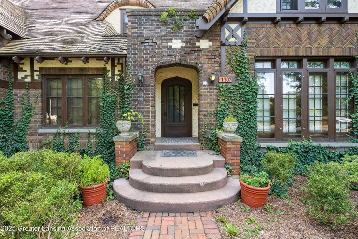 Property Photo:  1107 W Grand River Avenue  MI 48823 