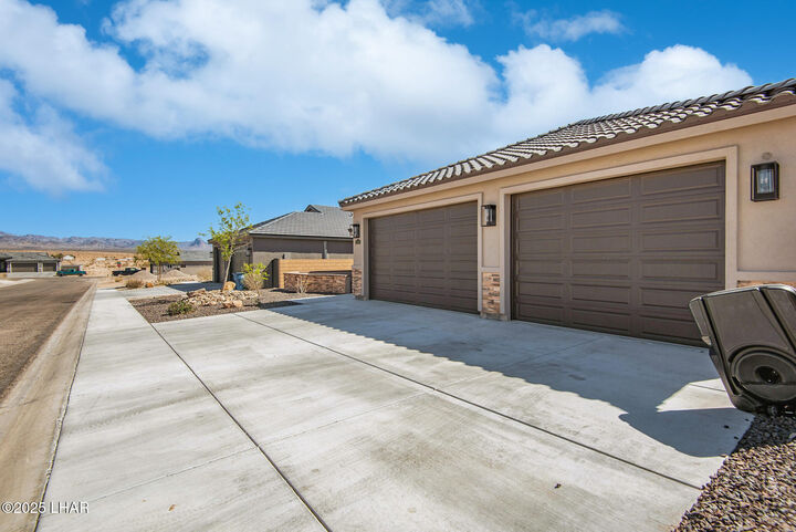 Property Photo: 2194 E Hutch St AZ 86426