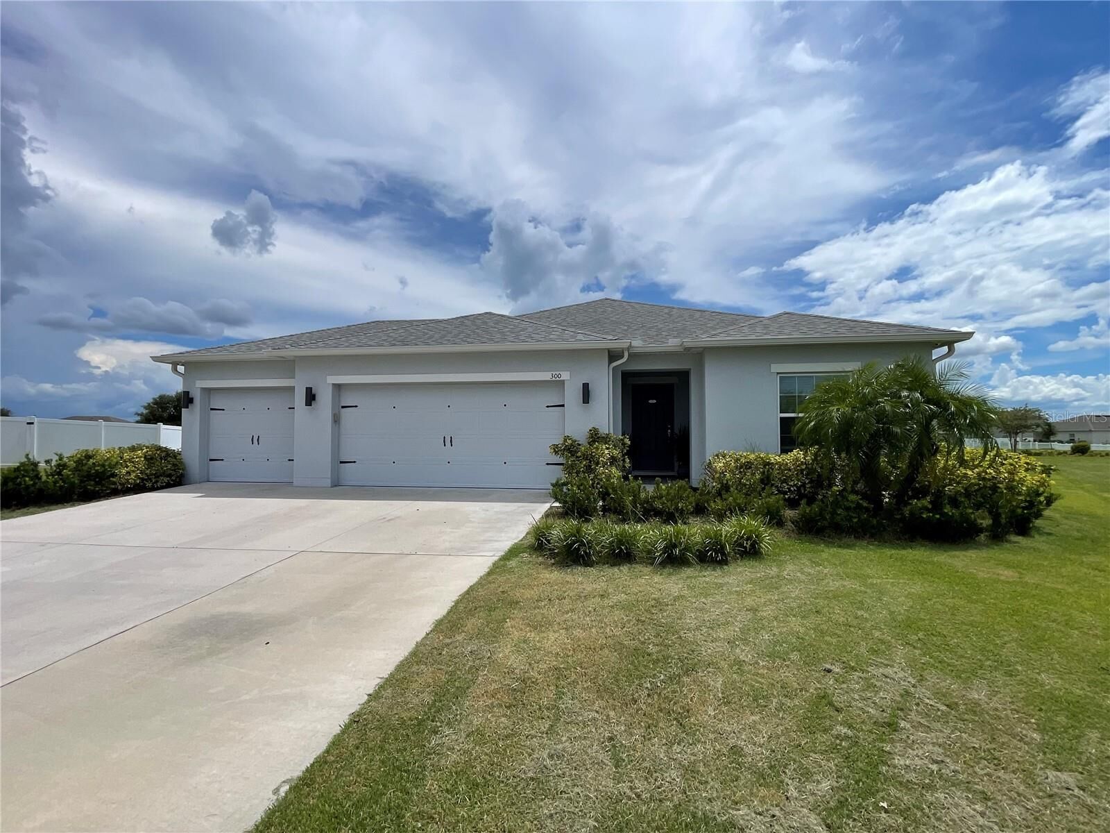 Property Photo:  300 Millstone Ct  FL 34758 