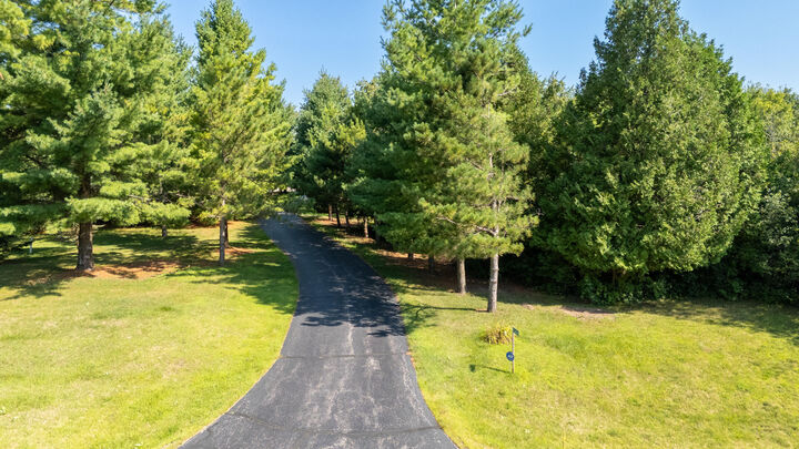 Property Photo:  2804 Shagbark Dr  WI 53040 