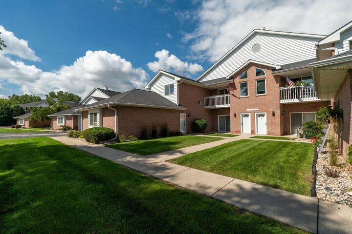 W241n2545 E Parkway Meadow Cir 7  Pewaukee WI 53072 photo