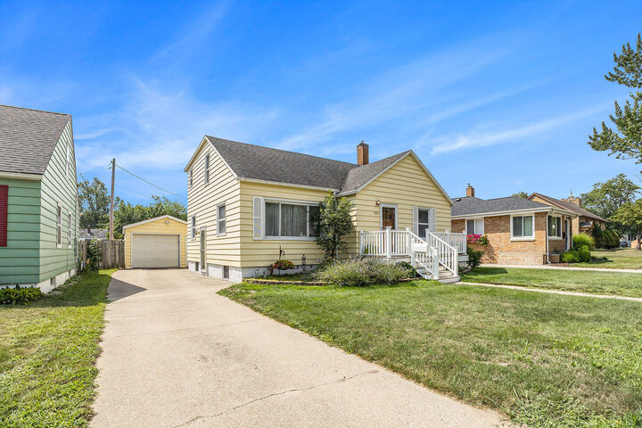 Property Photo:  906 Grant Avenue  MI 49417 