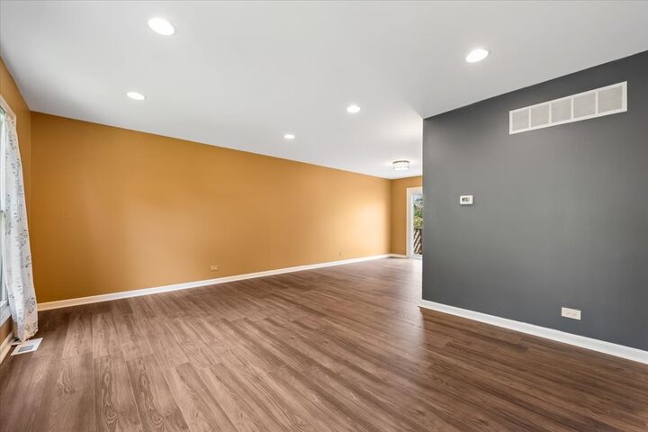 Property Photo:  371 Larchmont Court  IL 60565 