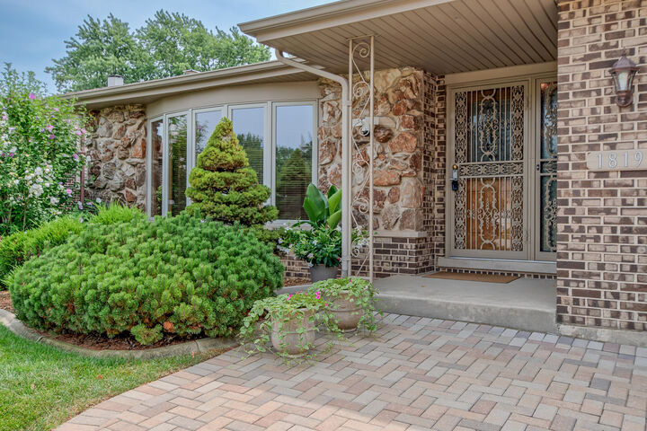 Property Photo:  1819 Holly Avenue  IL 60561 