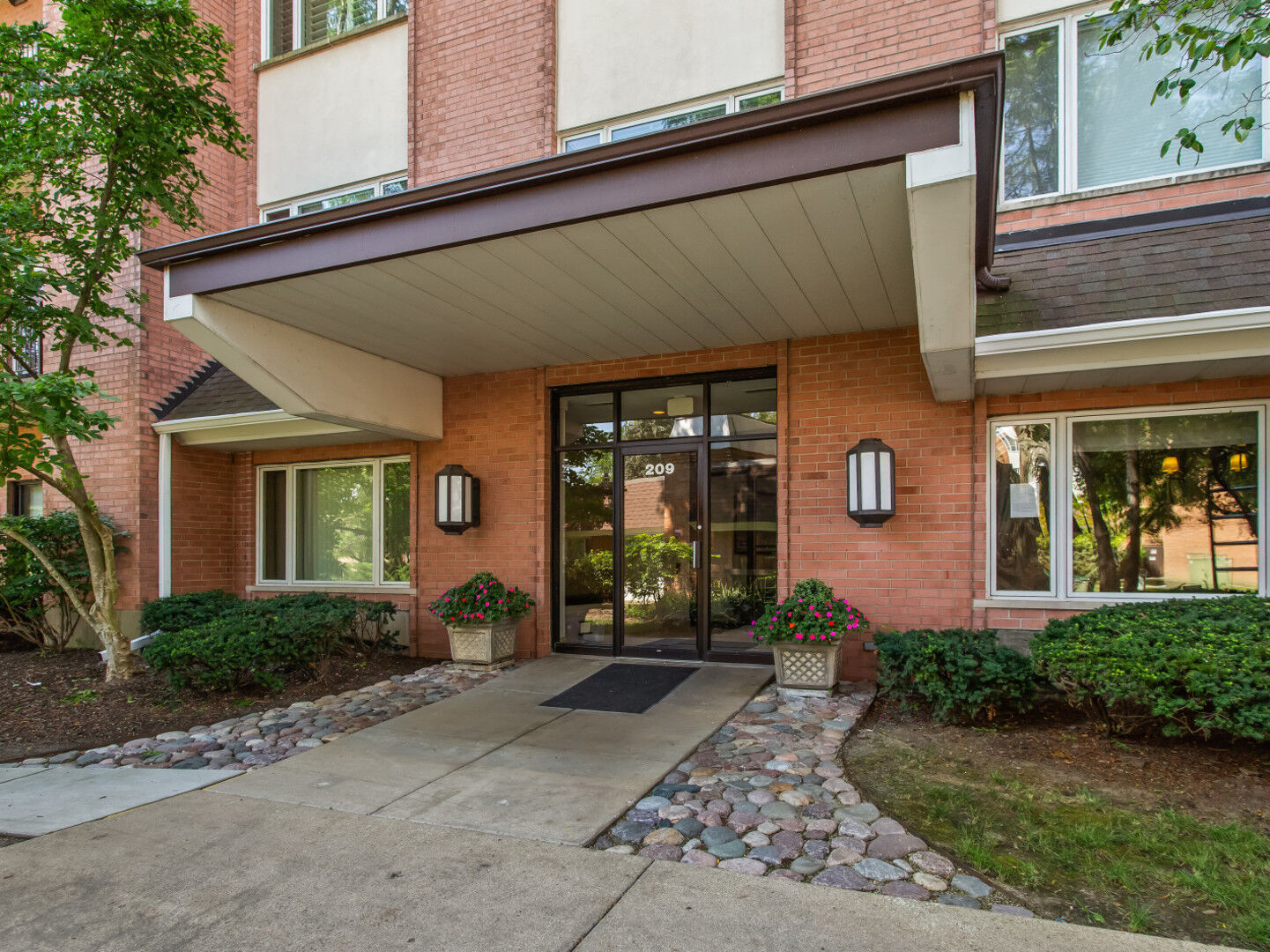Property Photo:  209 Rivershire Lane 403  IL 60069 