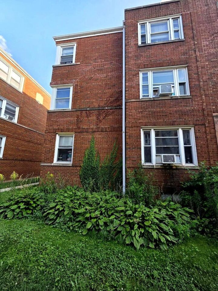 Property Photo: 7518 N Ridge Avenue 1E IL 60645