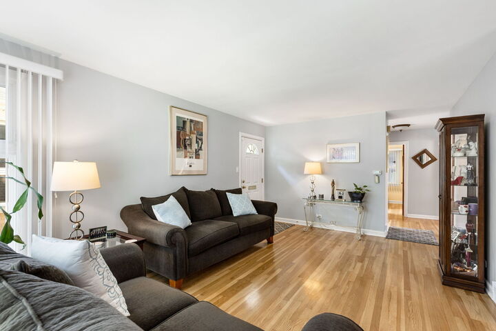 Property Photo: 826 Brown Avenue IL 60202