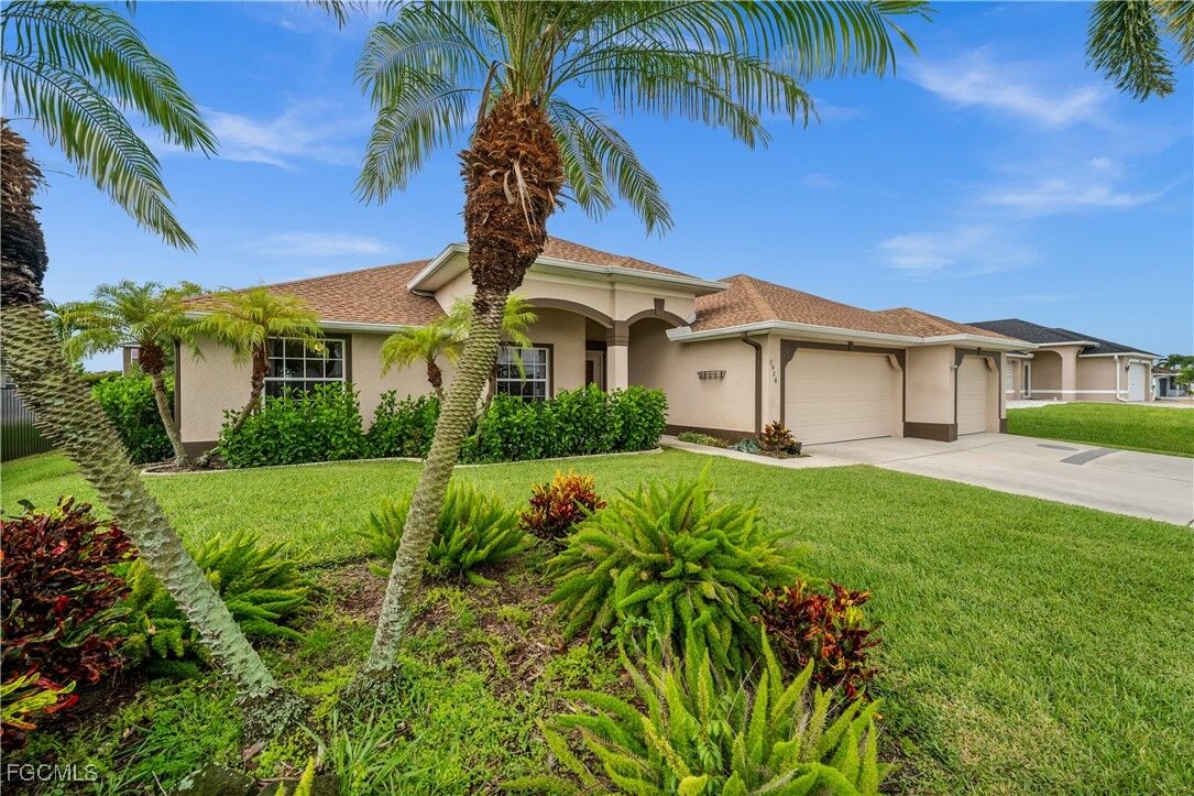 Property Photo:  1516 SW 29th Street  FL 33914 