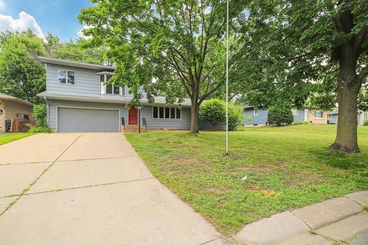 Property Photo:  4640 Ensign Avenue N  MN 55428 