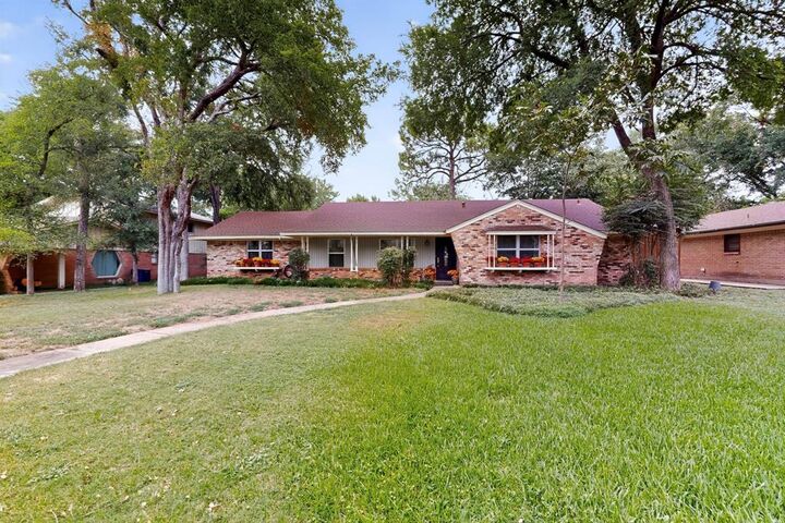 Property Photo: 1802 Westminster Drive TX 75050