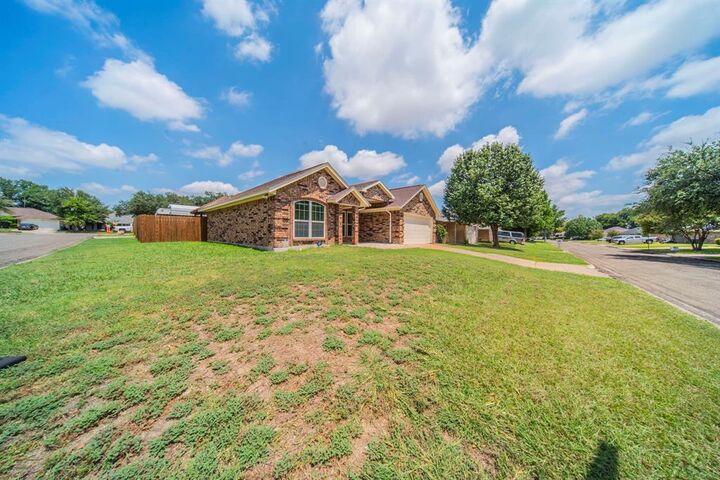 Property Photo: 1940 Green Willow Drive TX 76134