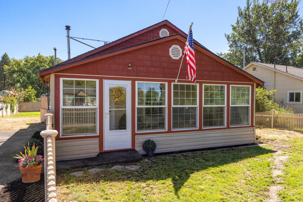 Property Photo:  1759 Summers Lane  OR 97603 