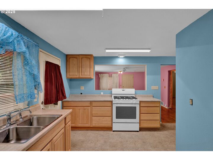 Property Photo:  11406 E Mapleton Rd  OR 97453 