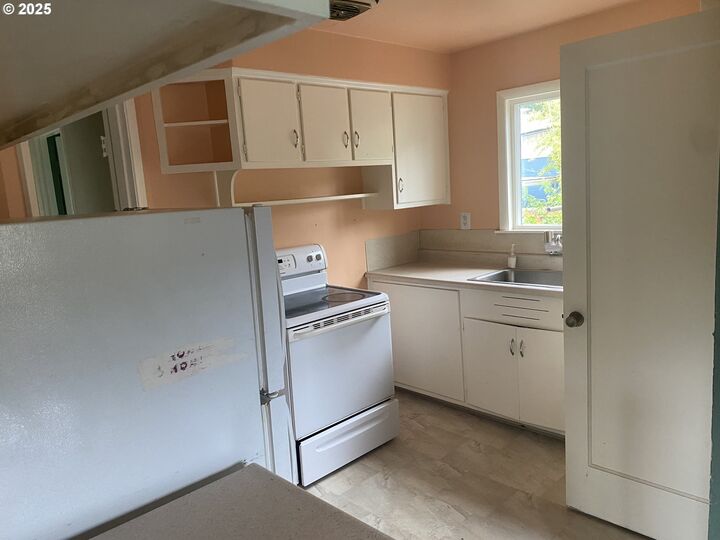 Property Photo:  12 NE 75th Ave  OR 97213 