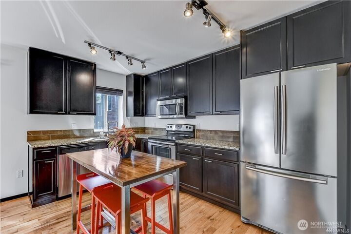 Property Photo:  2042  Franklin Avenue E B  WA 98102 
