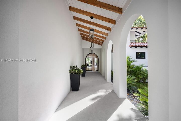 Property Photo: 6811 Riviera Dr FL 33146