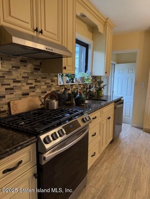 Property Photo:  4 Brentwood Avenue  NY 10301 