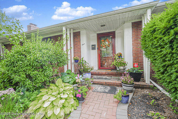 Property Photo: 4 Brentwood Avenue NY 10301